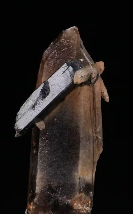 AEGIRIEN kristal op ROOKKWARTS uit Malawi., Ophalen of Verzenden, Mineraal