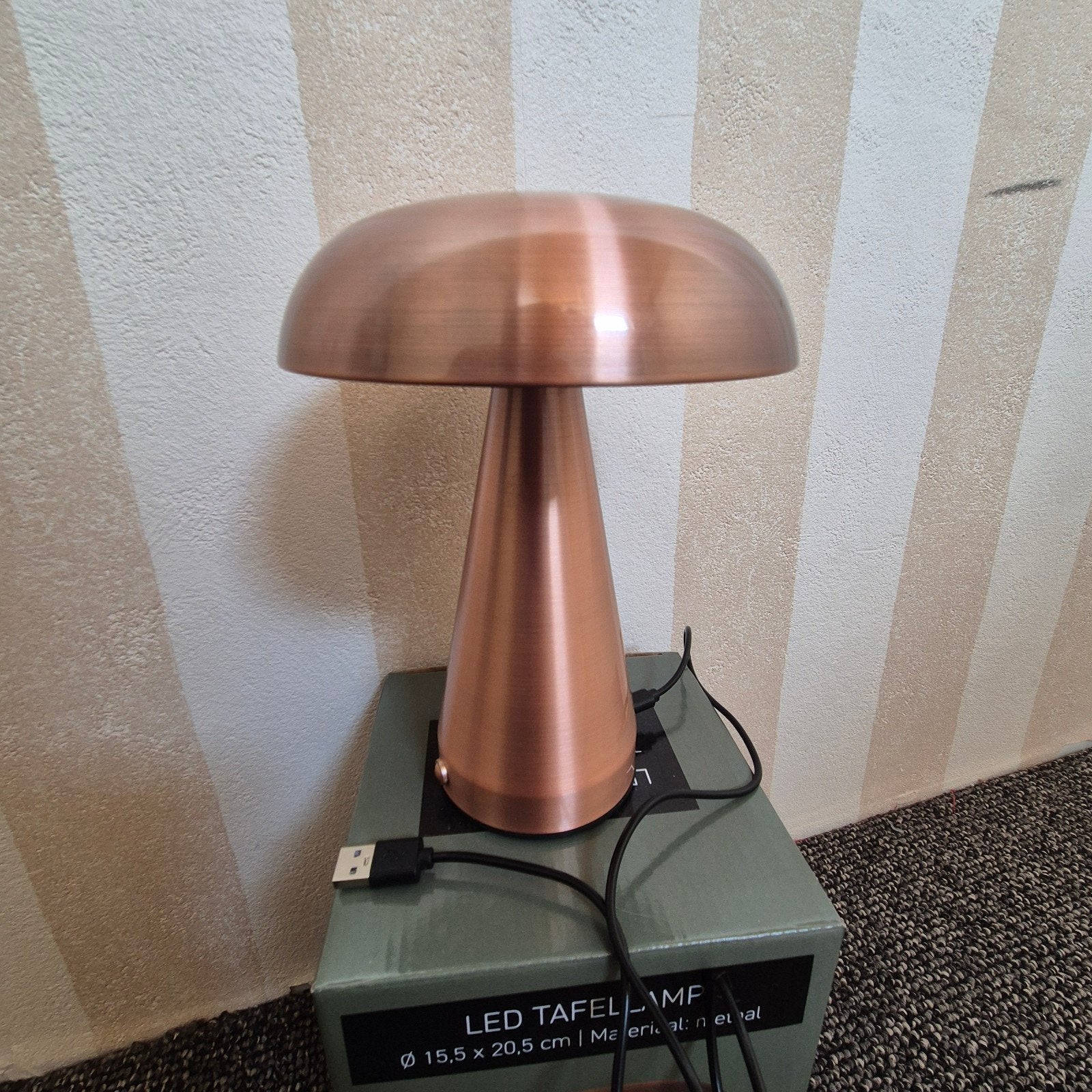 Nieuwe koperkleurige LED tafellamp - modern design, Huis en Inrichting, Nieuw, Ophalen of Verzenden, Overige kleuren, Metaal