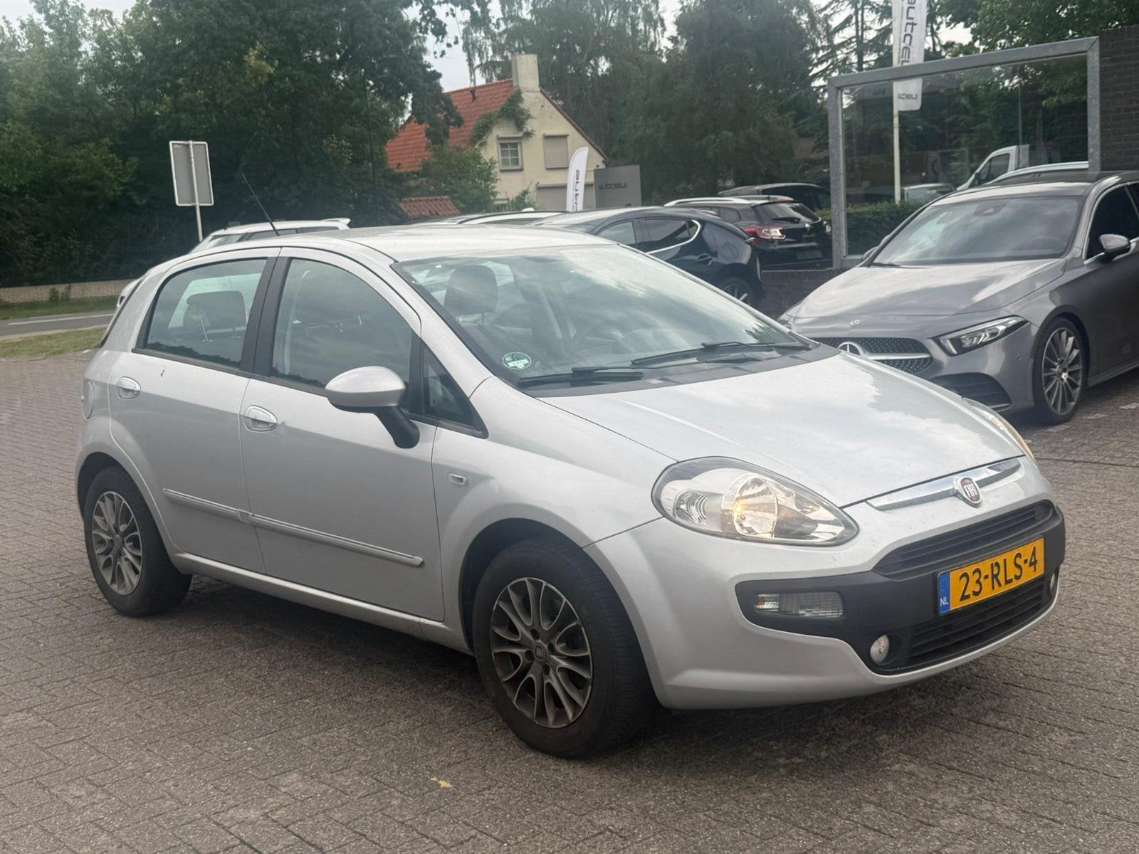Fiat Punto 1.3 Multijet 62KW 5DR 2011 Grijs, Auto's, Fiat, Voorwielaandrijving, 28 km/l, 4 cilinders, 400 kg