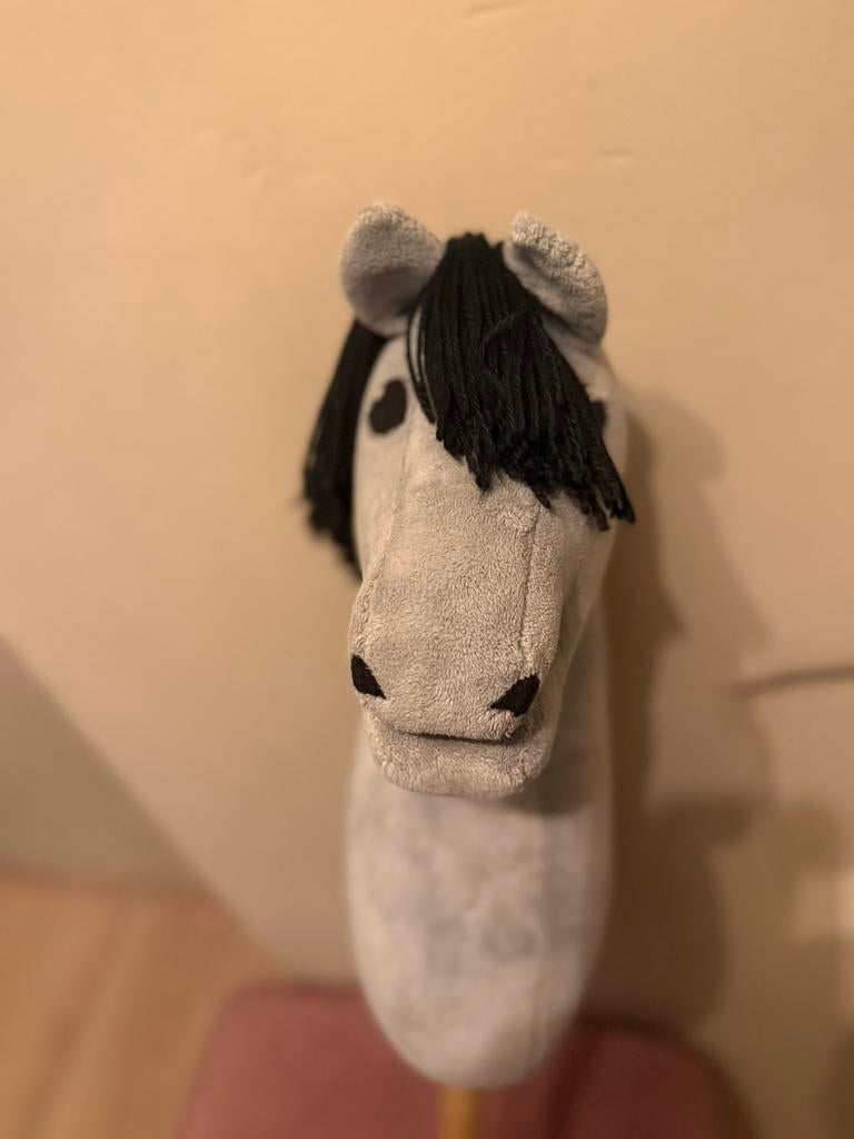 Grijze hobby horse - Stokpaard, Ophalen of Verzenden, Zo goed als nieuw, Jongen of Meisje