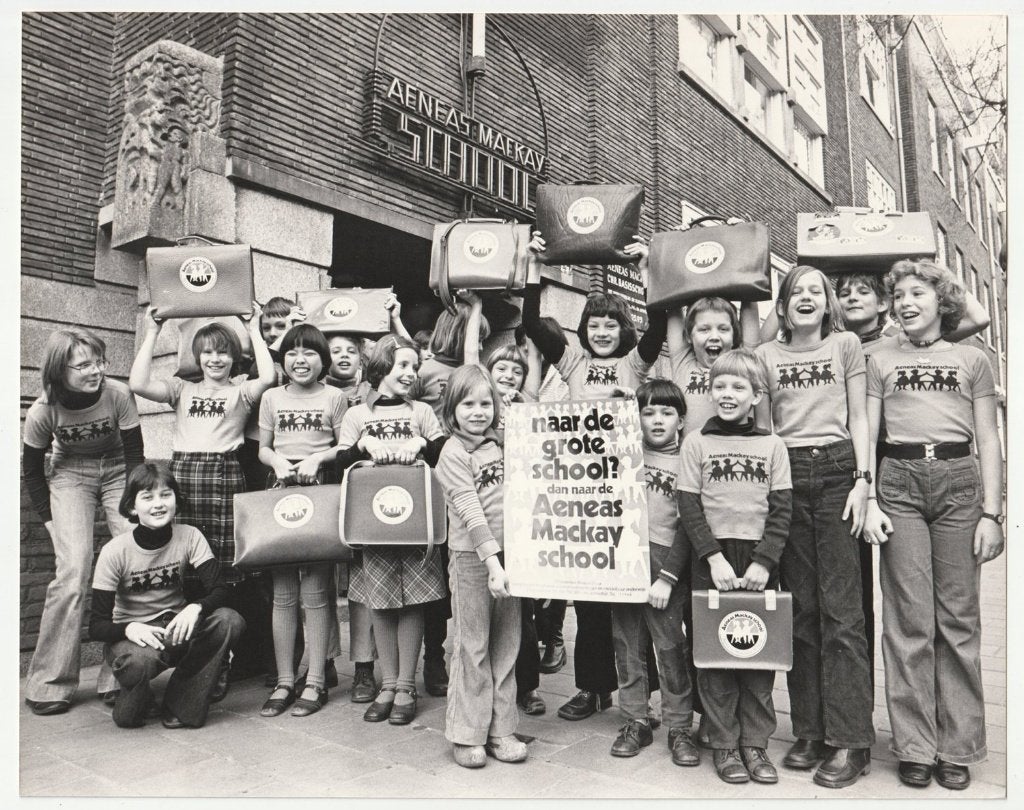 Persfoto Aeneas Mackayschool Amsterdam jaren 70 Theo Terwiel, 1960 tot 1980, Gebruikt, Verzenden, Foto