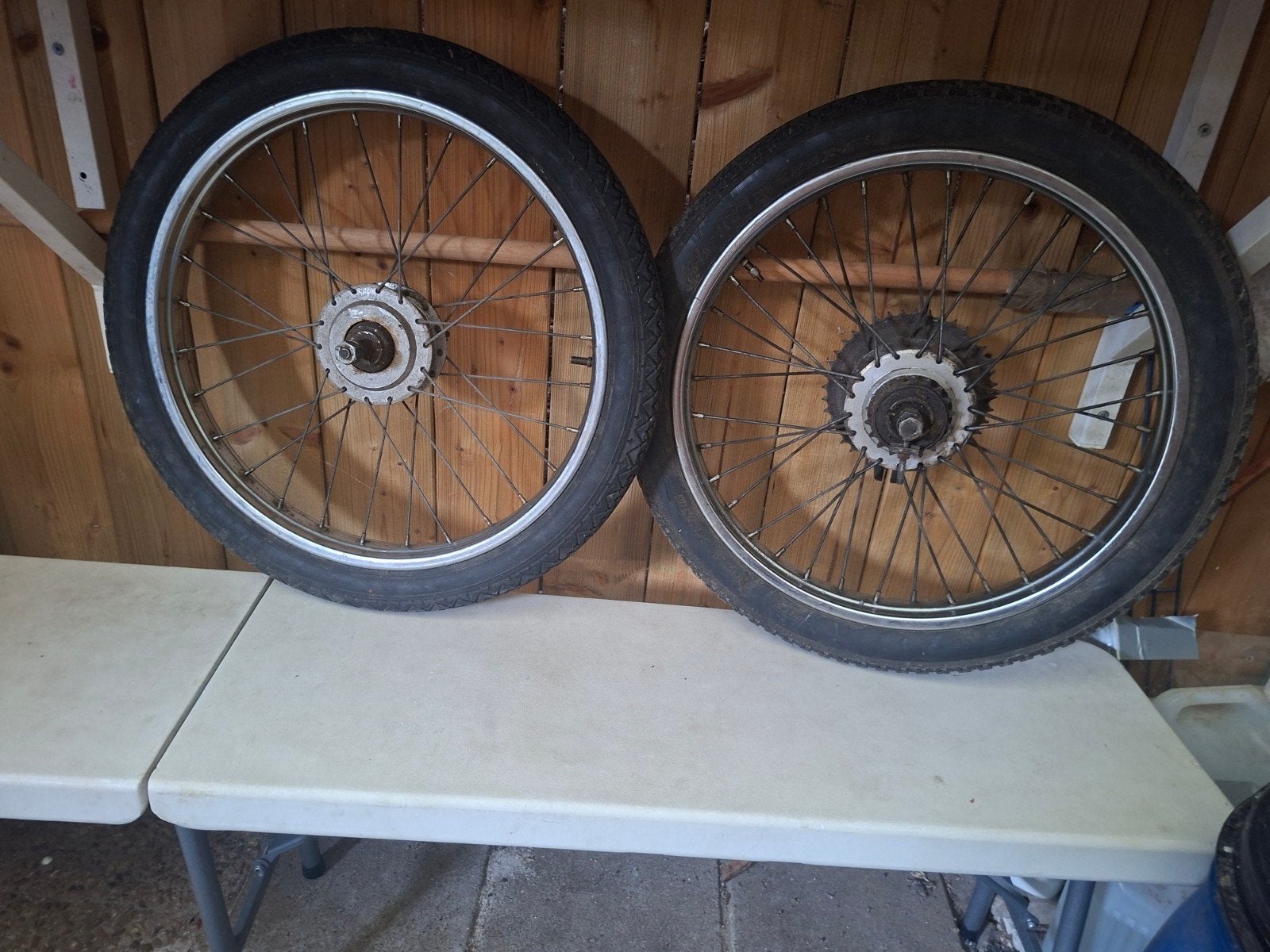 Zet rechte wielen  oldtimer brommer  Sparta Puch?, Fietsen en Brommers, Brommeronderdelen | Oldtimers, Gebruikt, Sparta, Overige typen