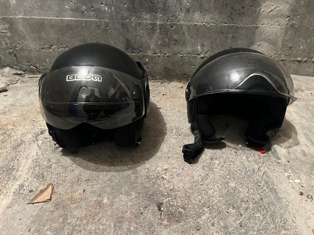 2 zwarte scooter/brommer helmen, maat M, Fietsen en Brommers, Brommerhelmen, Ophalen of Verzenden, Zo goed als nieuw
