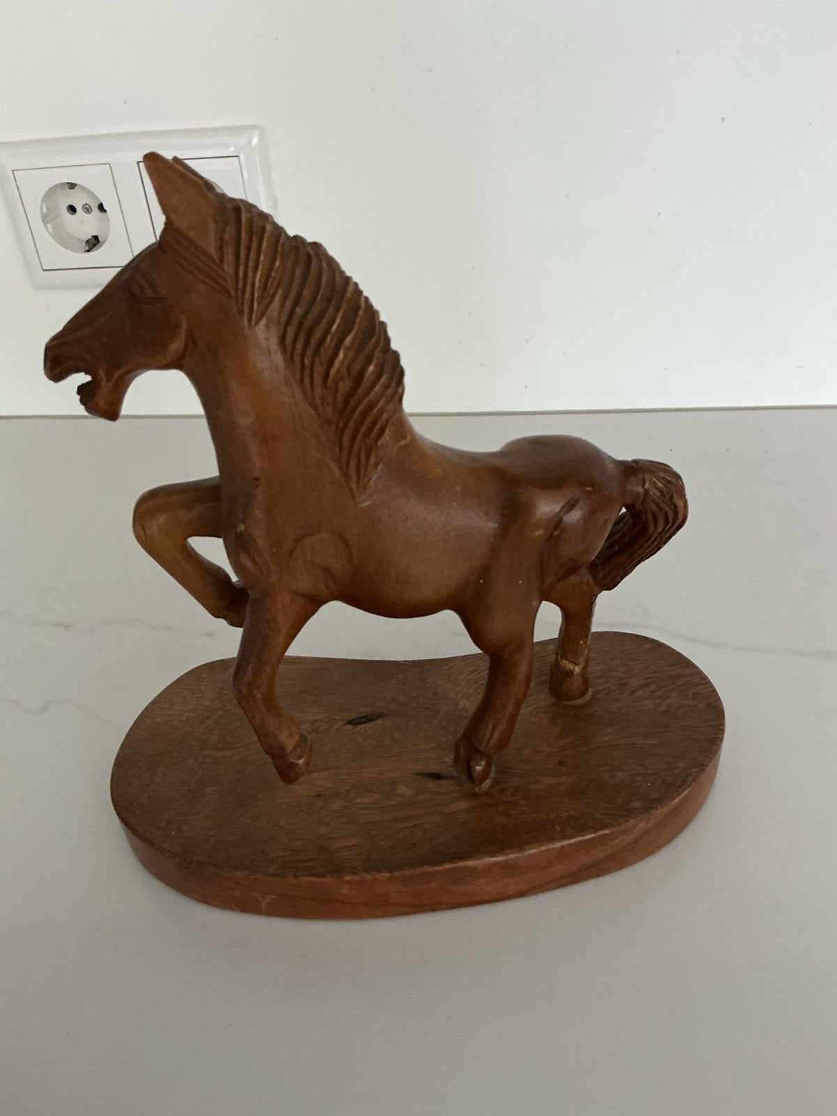 Handgesneden houten paard op sokkel, Ophalen of Verzenden, 20 - 50 cm, Beeld, Hout