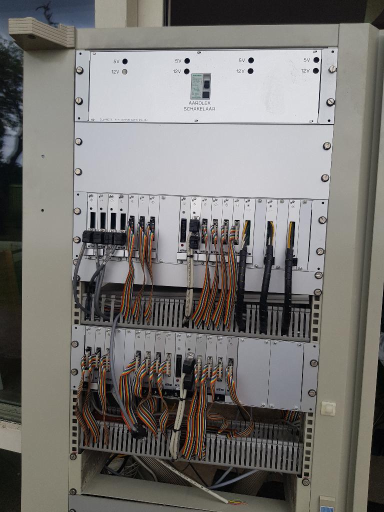 patchkast deur met div inhoud, Computers en Software, Serverkasten, Ophalen