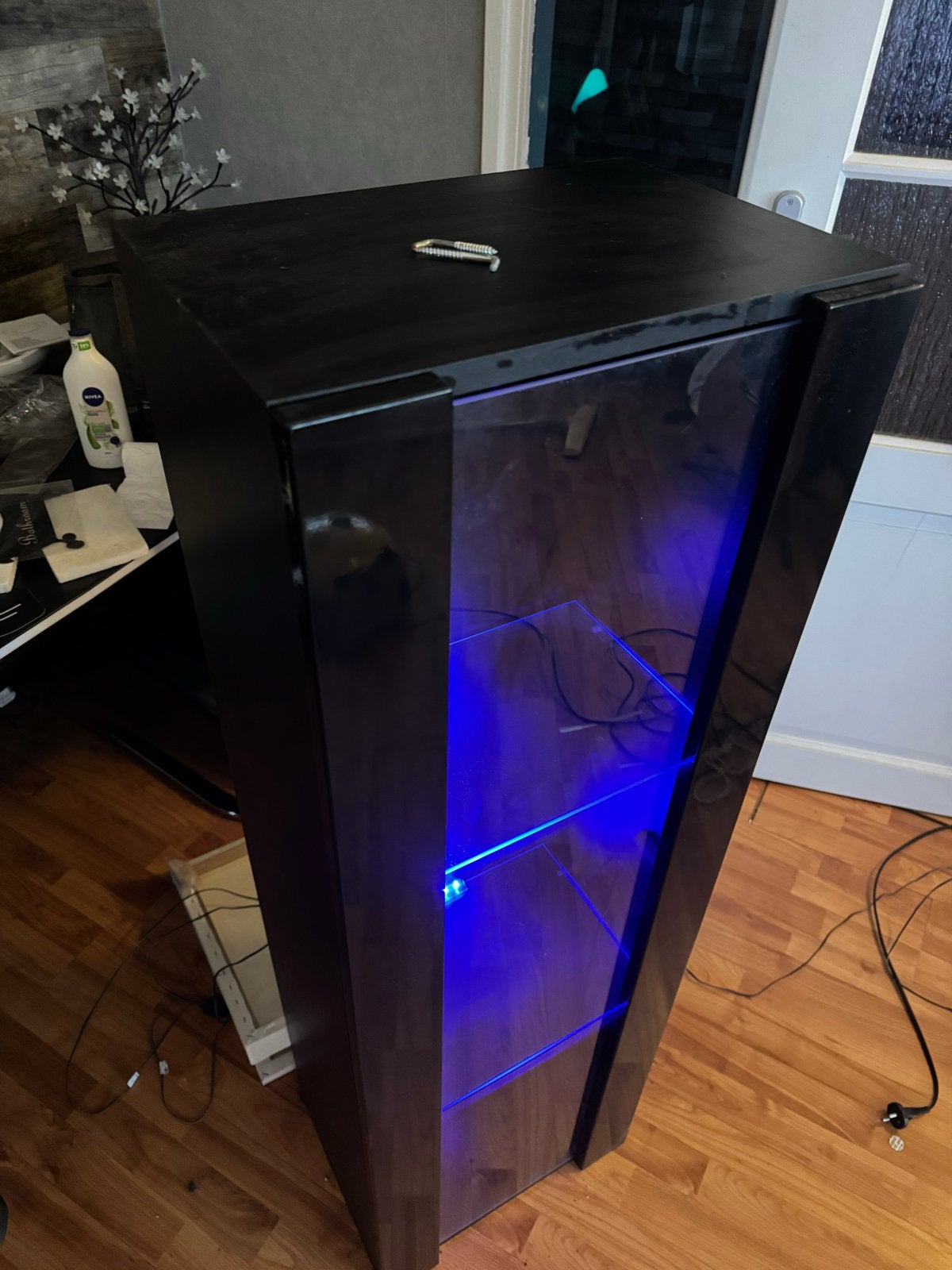 Vitrinekast met blauwe LED verlichting - Ophangbaar, Huis en Inrichting, Kasten | Vitrinekasten, Ophalen, Minder dan 50 cm, Gebruikt