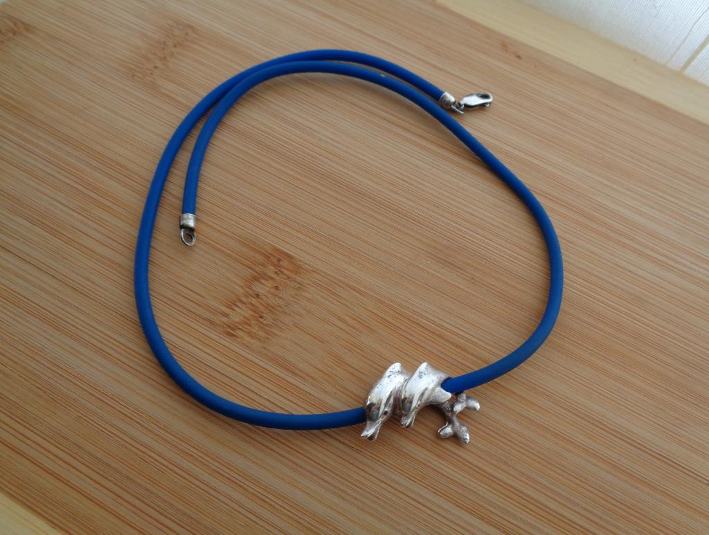 zilveren hanger dolfijnen aan blauw koord [051], Met hanger, Zo goed als nieuw, Zilver, Verzenden