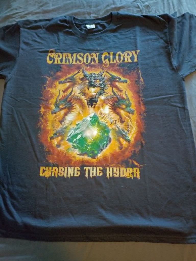 Crimson Glory - Chasing The Hydra Tour 2026., Verzenden, Nieuw, Maat 56/58 (XL), Zwart