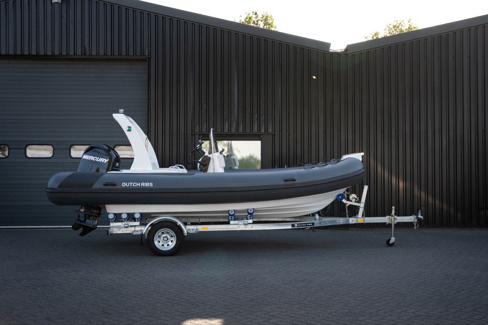 RIB 540 – Compleet instapklaar | Antraciet | Nieuw + Mercury, Watersport en Boten, Ophalen, PVC, Navigatieverlichting, Buitenboordmotor