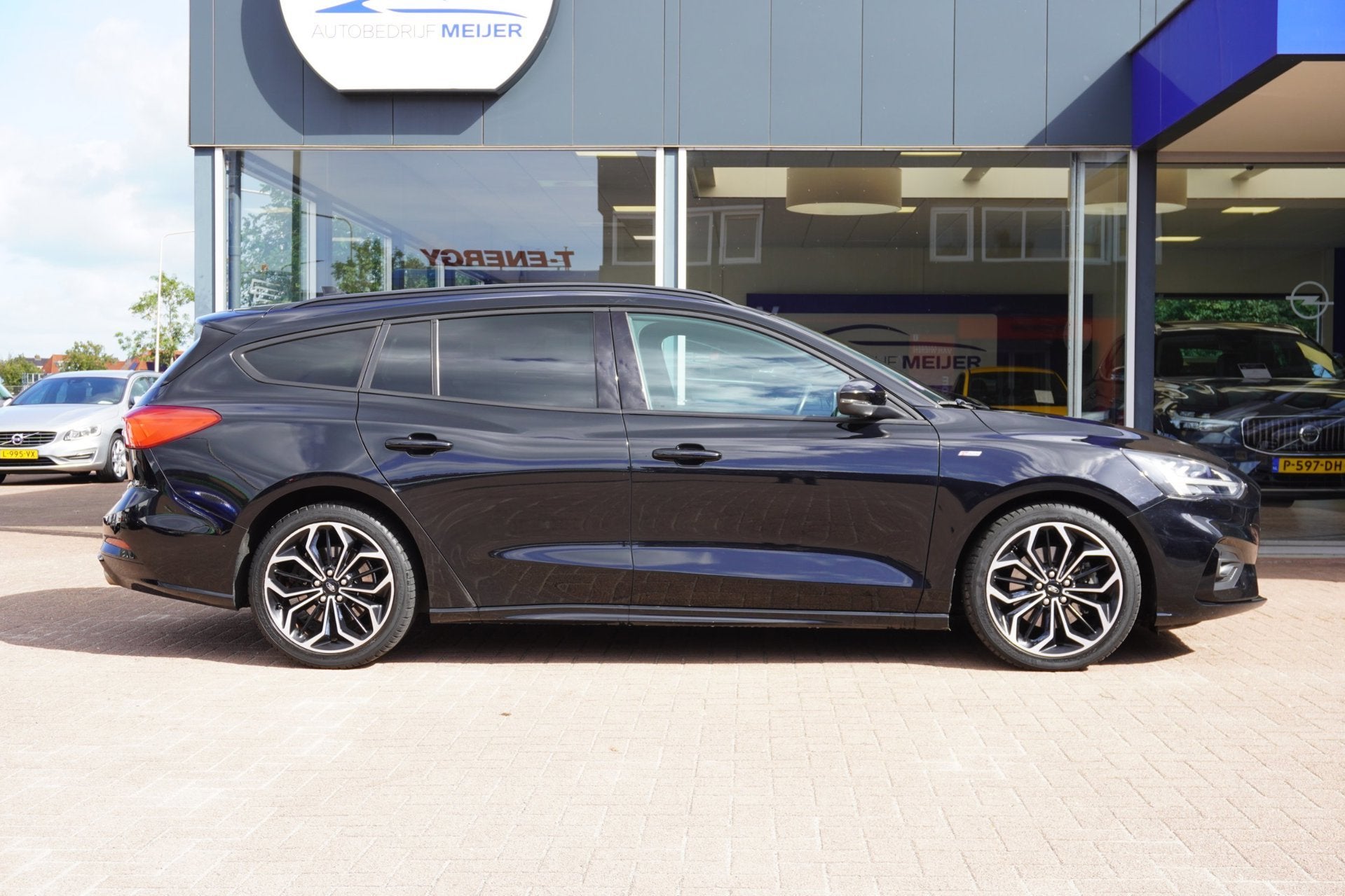 Foto 3 van Ford Focus Wagon 1.0 EcoBoost ST Line Business | Handgeschak