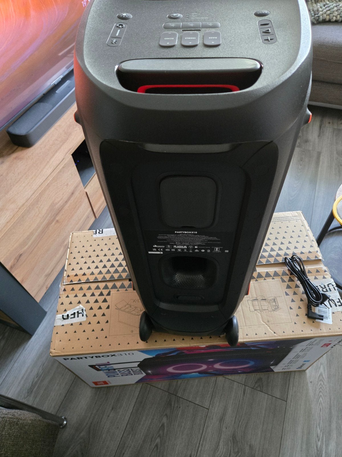 Foto 7 van jbl partybox 310 2 maand oud met factuur en garantie, nieuw