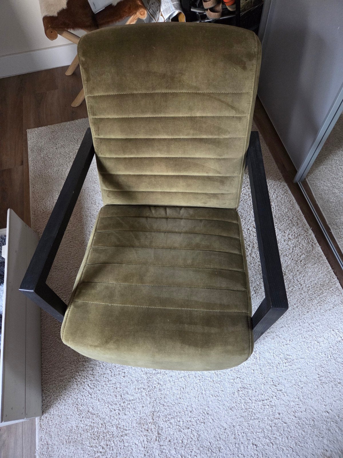 Comfortabele olijfgroene fauteuil met houten armleuningen, Huis en Inrichting, Ophalen, Modern, Comfortabel, Gebruikt, Overige kleuren