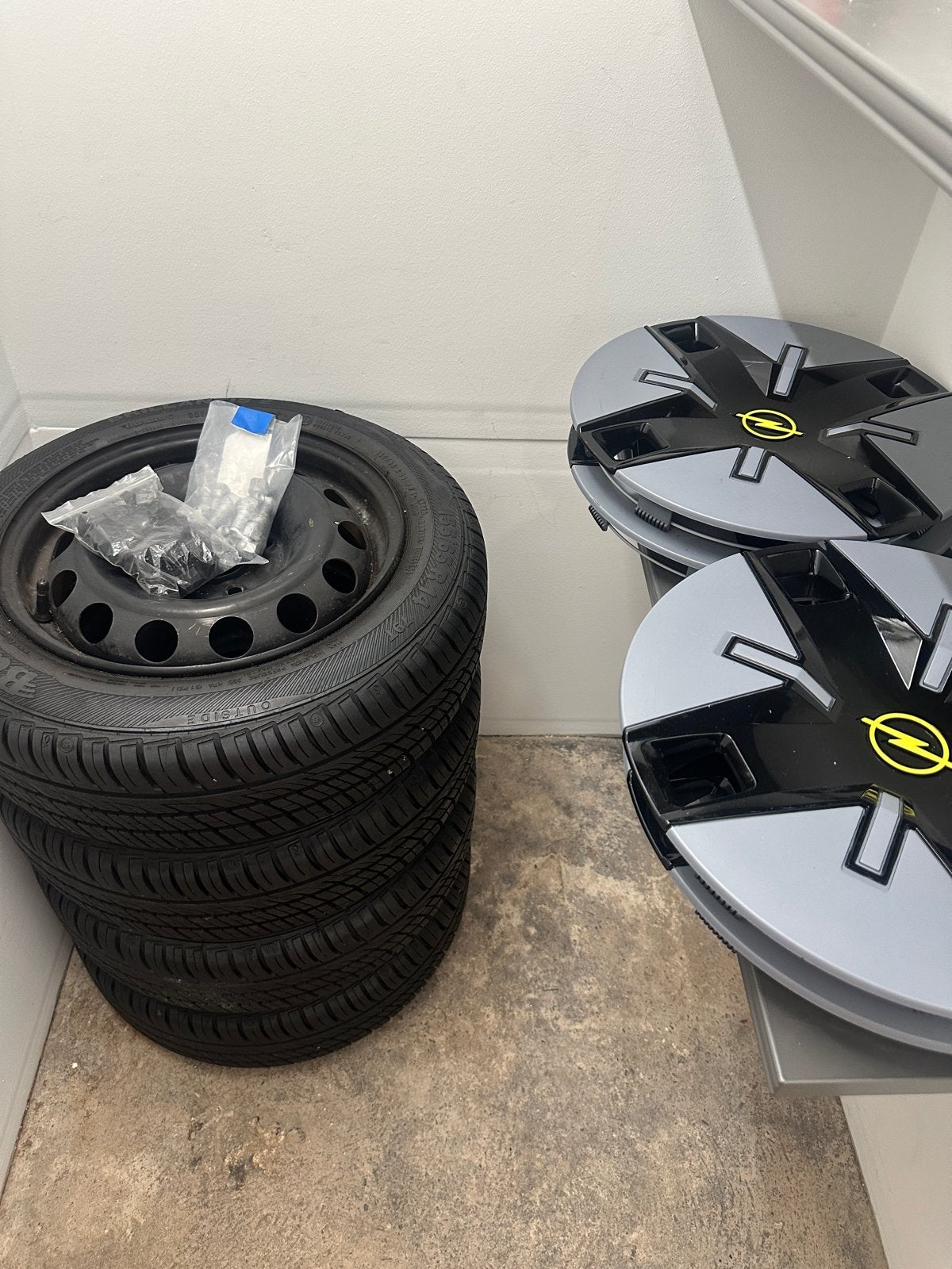 Opel Rocks banden set met wieldoppen, Ophalen, Gebruikt