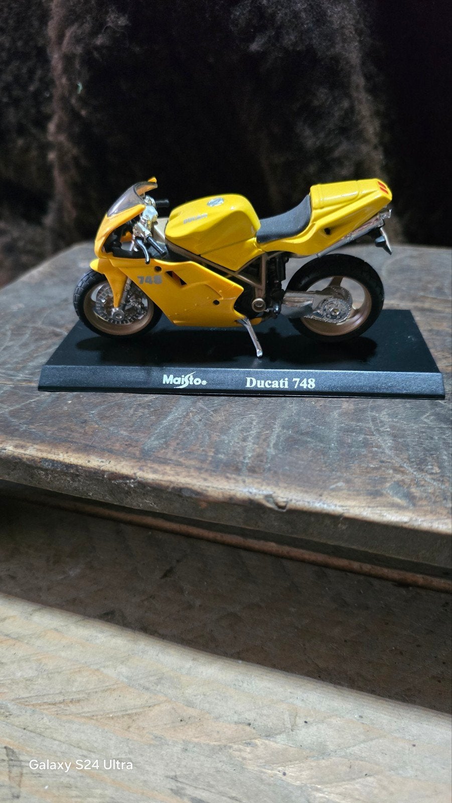 B6 > Ducati 748 
op originele plaatje.
12cm lang, Hobby en Vrije tijd, Modelbouw | Overige, Ophalen of Verzenden