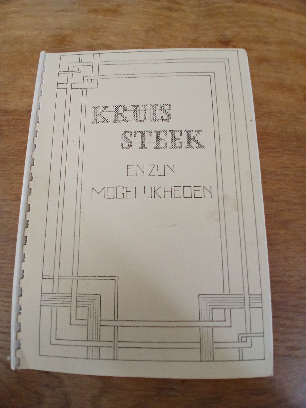 Kruissteek en zijn mogelijkheden (1985), Gelezen, Diverse auteurs, Ophalen of Verzenden, Borduren en Naaien