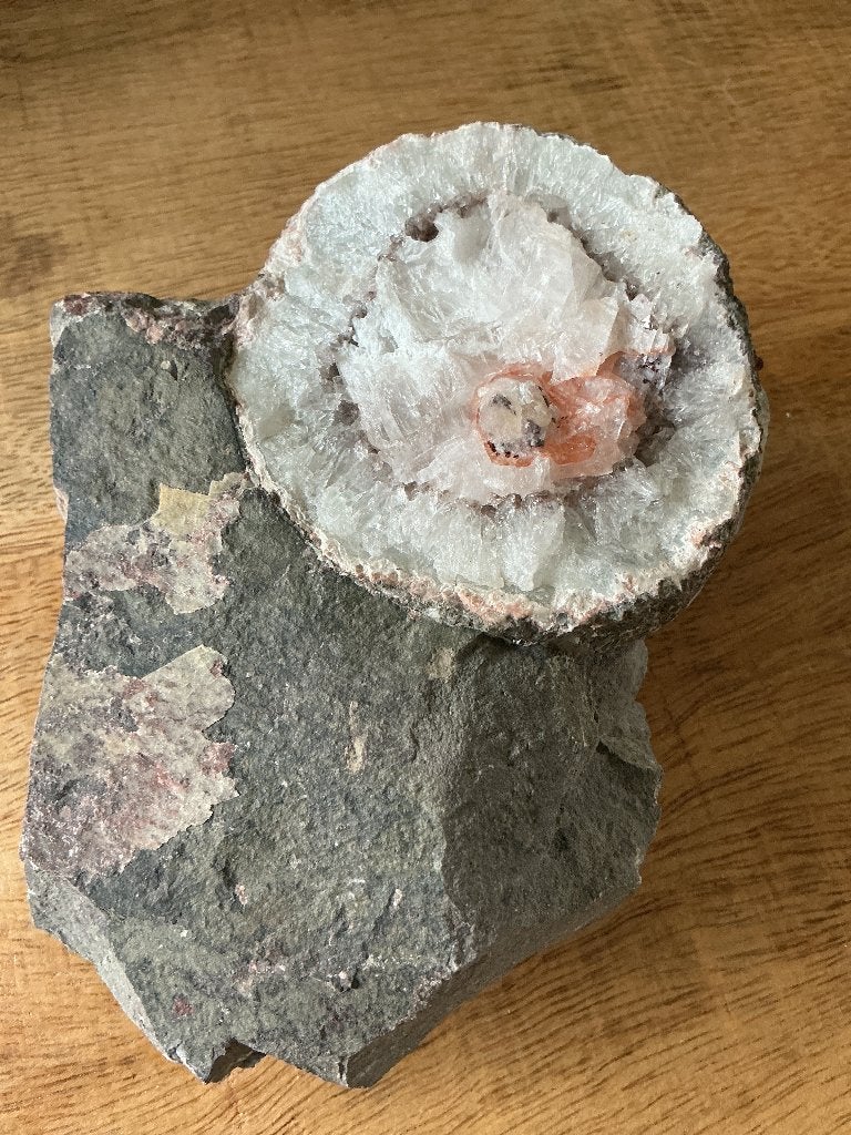 Kwarts/calciet geode op matrix, Ophalen of Verzenden, Mineraal