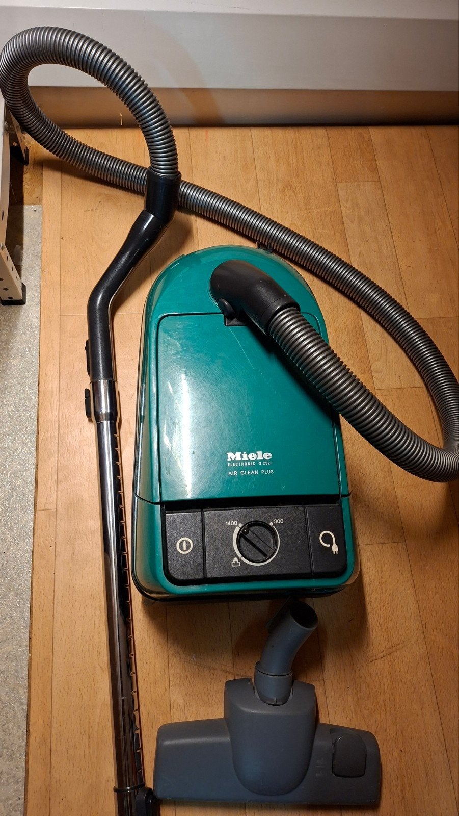 Miele S252i stofzuiger met stofzakken, Gebruikt, Miele, Geschikt voor harde vloeren, Sledestofzuiger