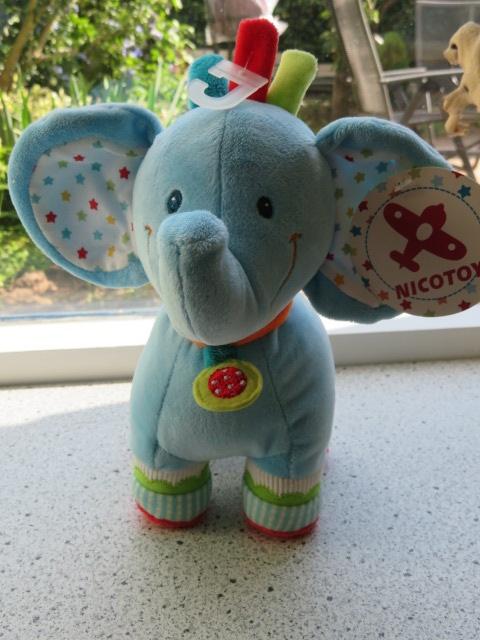 Vrolijke olifant merk Nicotoy met rode voetjes en rood, Kinderen en Baby's, Speelgoed | Knuffels en Pluche, Nieuw, Ophalen of Verzenden