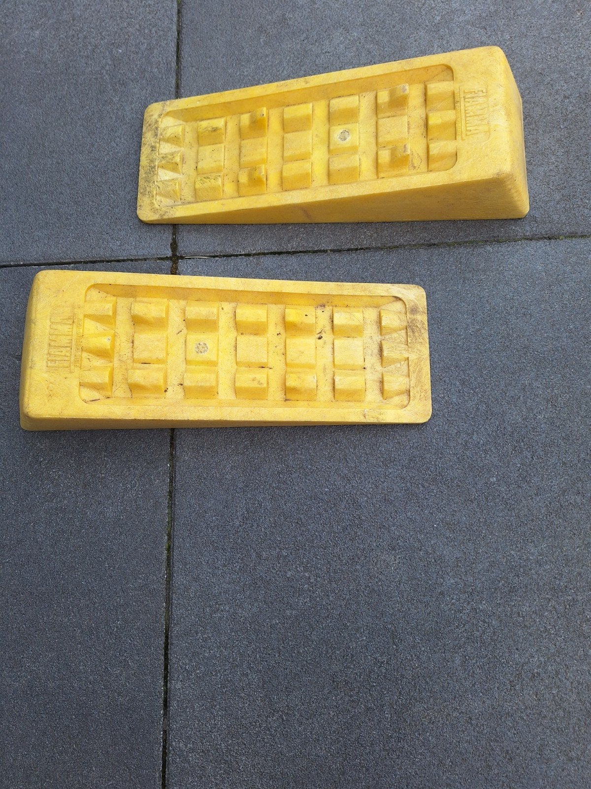 Set van 2 gele rubberen wiggen / stootblokken, Auto diversen, Auto-accessoires, Gebruikt, Ophalen of Verzenden