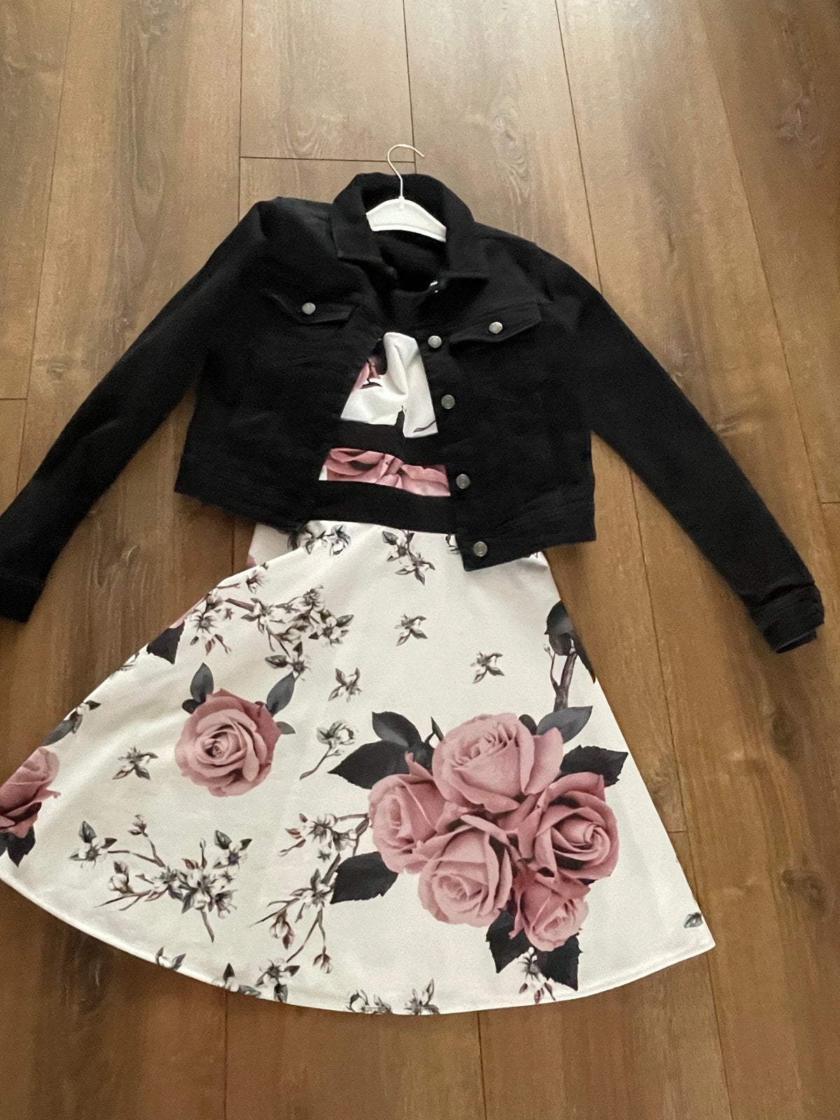Zwart spijkerjasje met bloemenjurk - Maat S, Kleding | Dames, Jassen | Zomer, Ophalen, Zo goed als nieuw, Maat 36 (S), Zwart