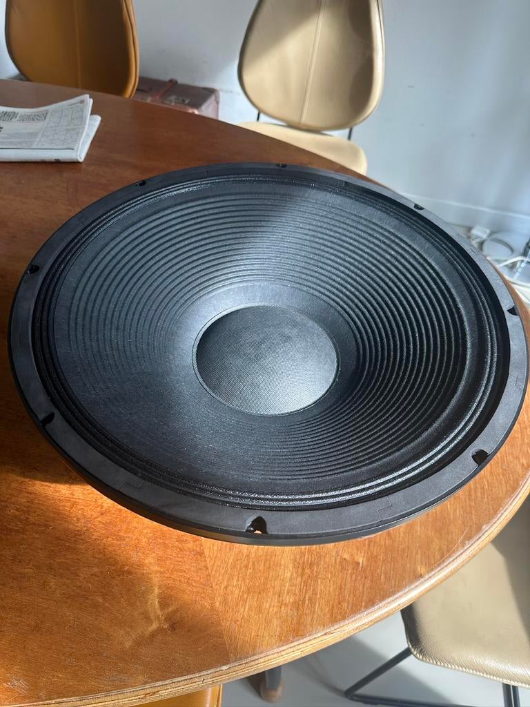 (2x) 18” inch subwoofers van Devine onyx 18sa, Subwoofer, Zo goed als nieuw, 120 watt of meer, Ophalen