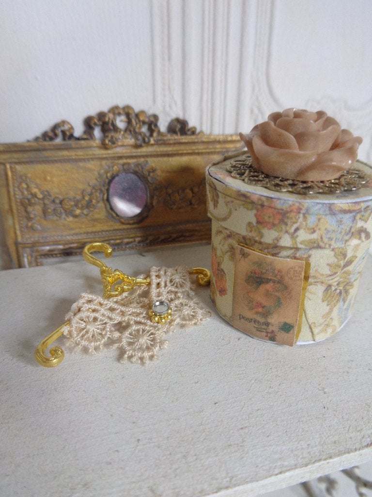 Mooi doosje met kraag ......Poppenhuis 1:12…(nr R1), Ophalen of Verzenden, Nieuw, Poppenhuis