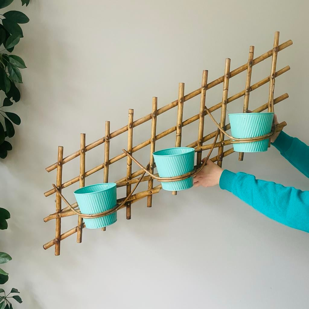 Vintage rotan wandrek met 3 bloempotjes, Huis en Inrichting, Woonaccessoires | Overige, Gebruikt, Natuurlijk materiaal, Bruin