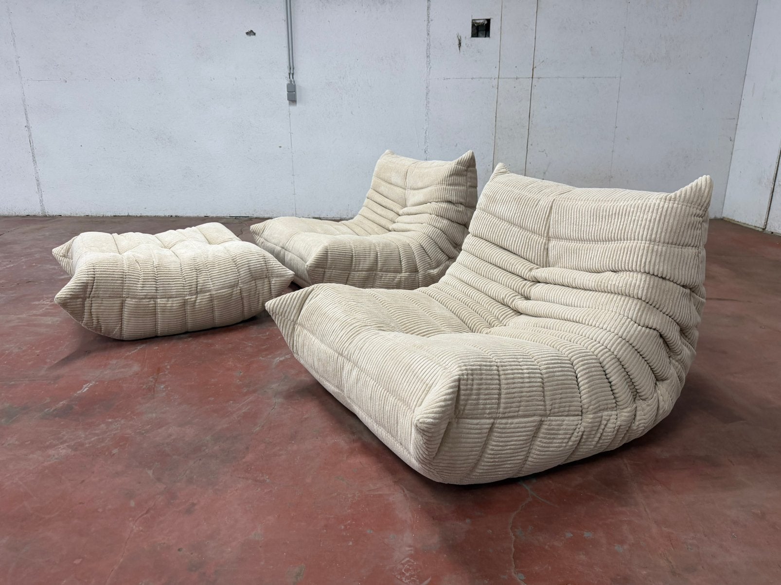 Ligne Roset Togo 2x 1zit +poef Beige corduroy 10/10!!, Ophalen of Verzenden, Sede cassina b&b italia artifort vitra knoll mah jong leolux