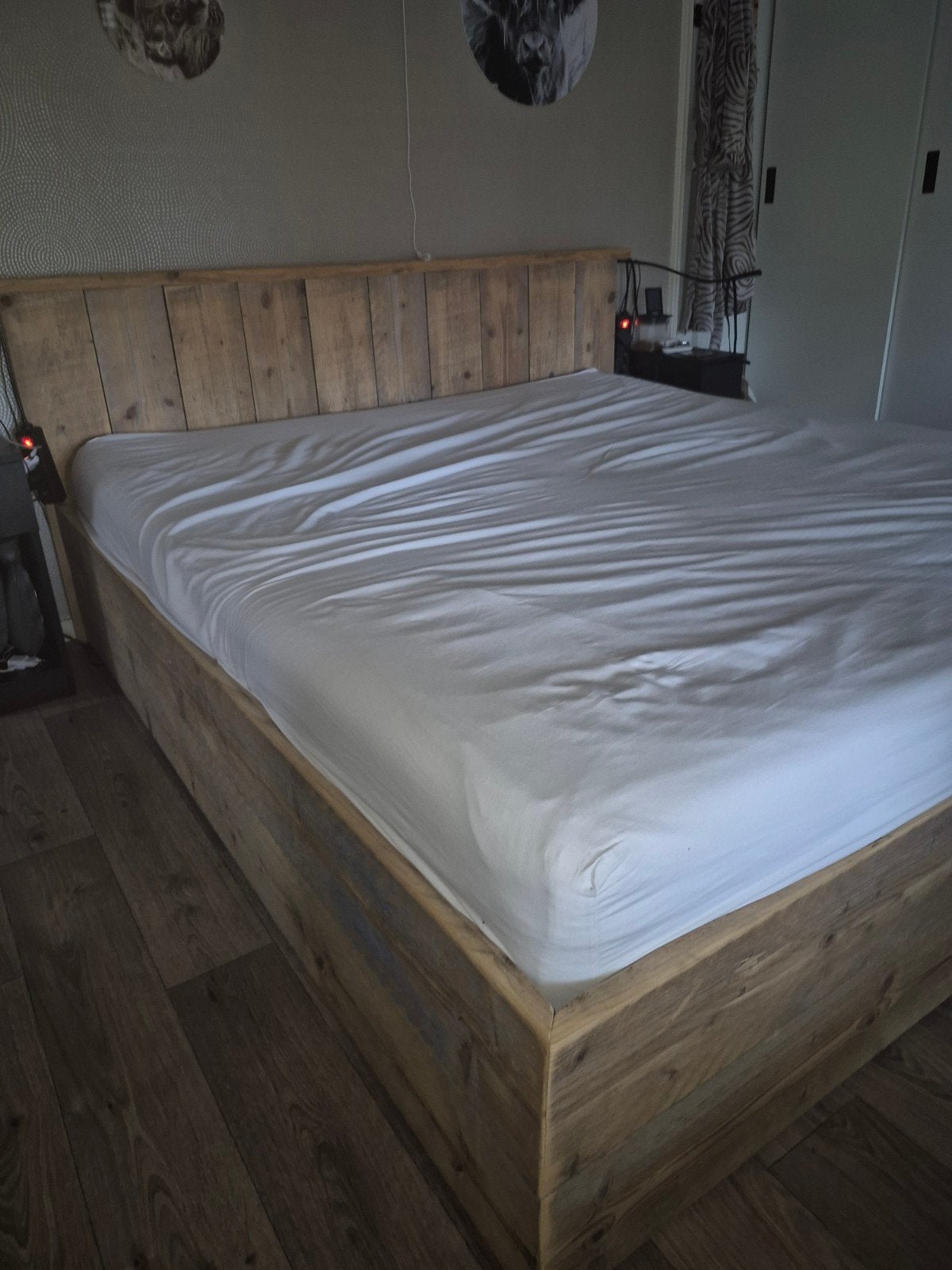 2 pers steigerhouten bedombouw+ bedbodems, leeslampjes+stoel, Ophalen, Zo goed als nieuw, Tweepersoons, Steigerhout