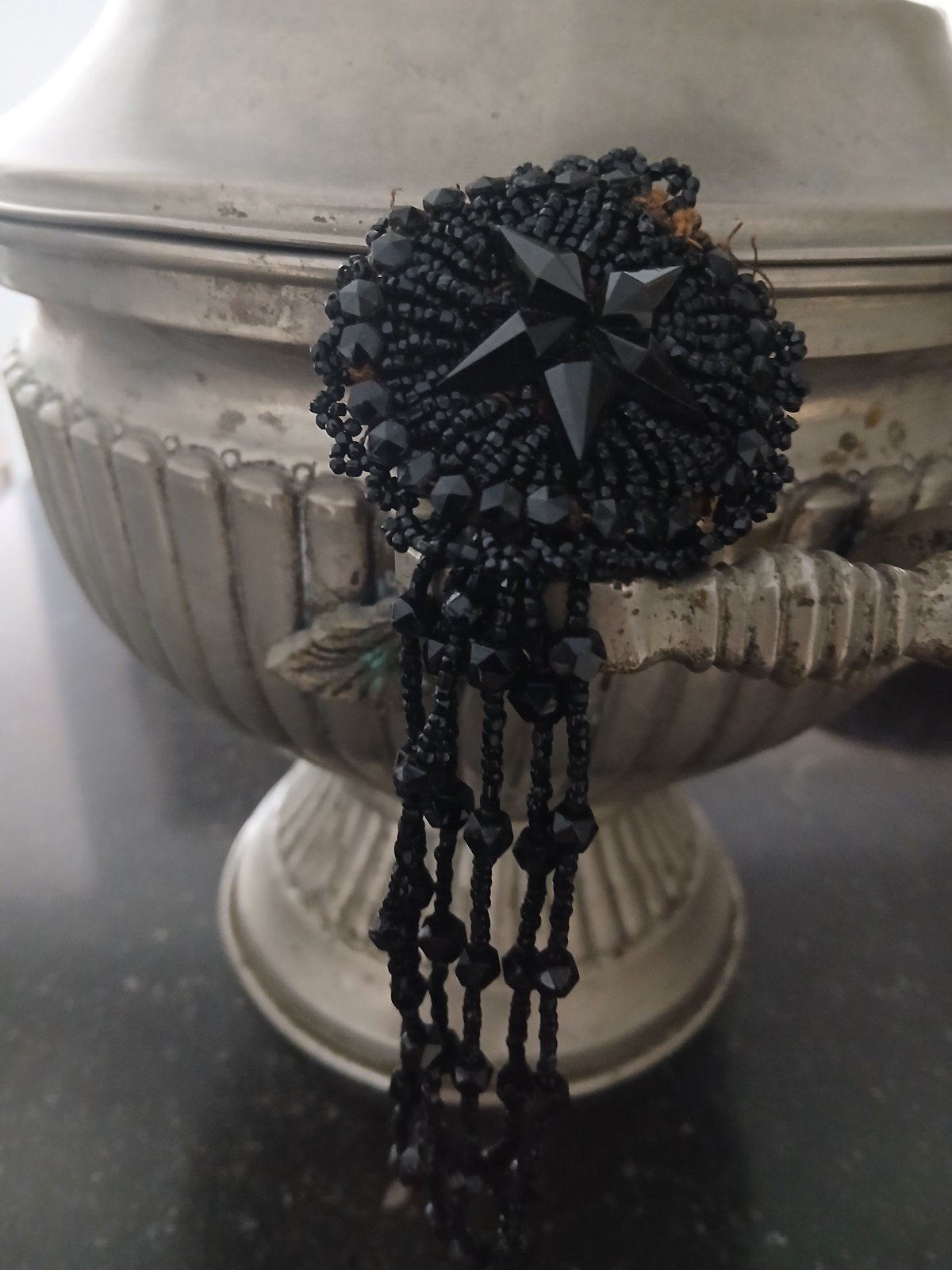 Antieke handgemaakte git applicatie / rouwbroche, Sieraden, Tassen en Uiterlijk, Antieke sieraden, Verzenden, Overige materialen
