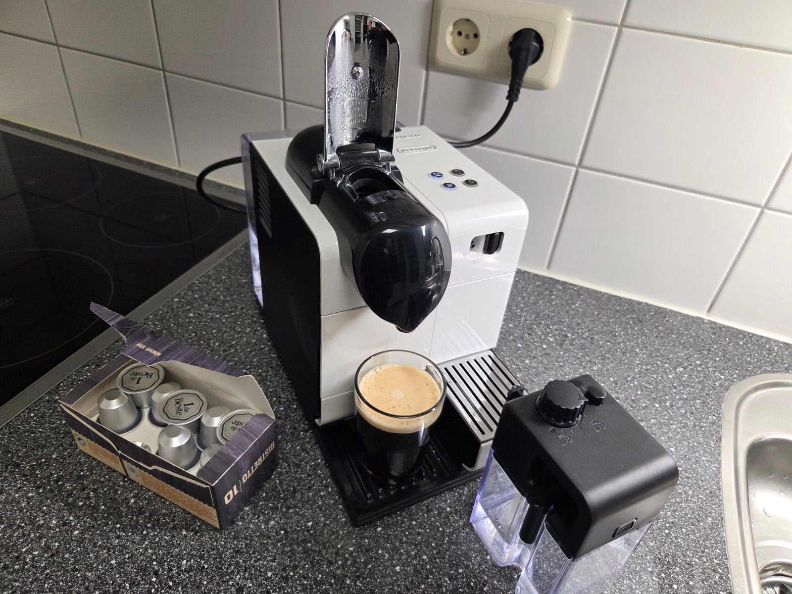 Nespresso DeLonghi EN520.W Lattissima, Koffiepads en cups, Gebruikt, 10 kopjes of meer, Koffiemachine