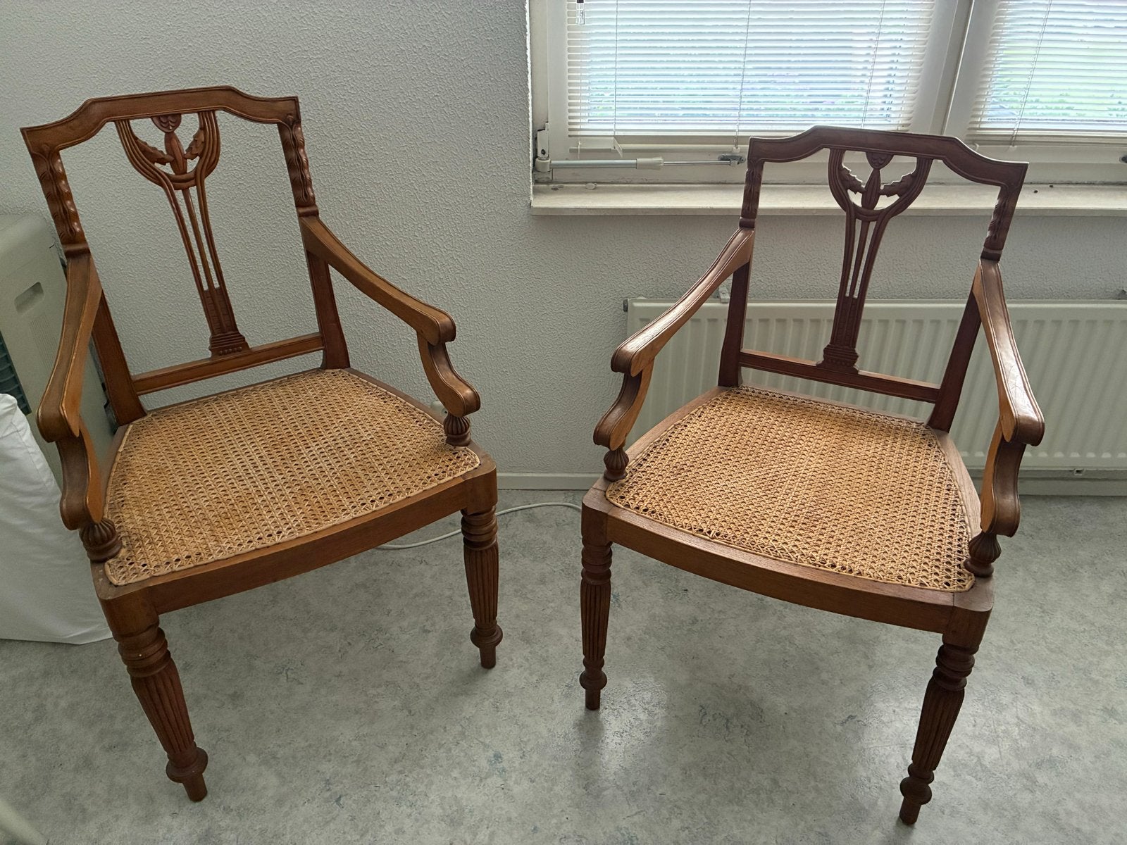 Set van 2 houten stoelen in koloniale stijl, Huis en Inrichting, Ophalen, Gebruikt, Bruin, Twee