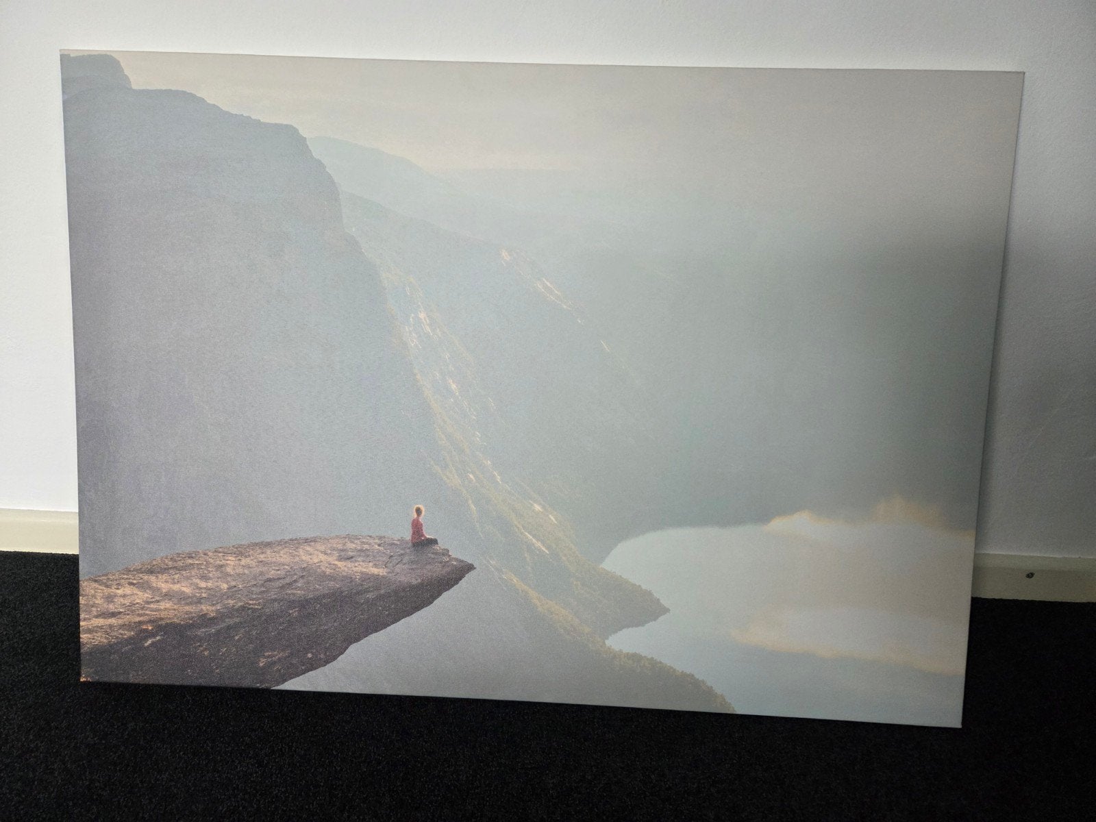 Canvas schilderij: Persoon op klif met uitzicht  preekstoel, Ophalen, 50 – 75, Zo goed als nieuw, Schilderij