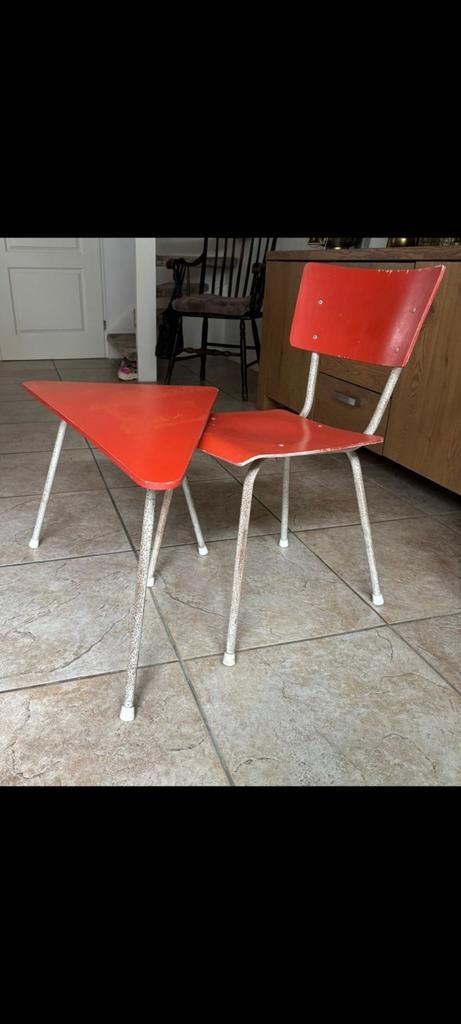 Vintage schoolstoel met tafeltje rood, Antiek en Kunst, Antiek | Meubels | Stoelen en Banken, Ophalen