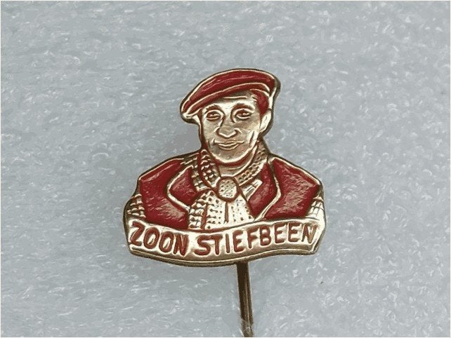 SP2011 Speldje Zoon stiefbeen rood, Verzamelen, Ophalen of Verzenden, Gebruikt, Overige onderwerpen