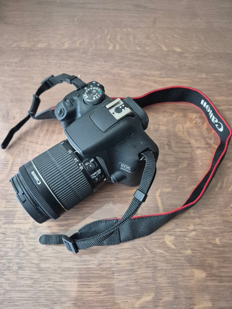 Camera EOS 2000D + Lens Canon EF-S 18-55mm f/3.5-5.6 IS STM, Ophalen, Zo goed als nieuw, Canon, Geen optische zoom