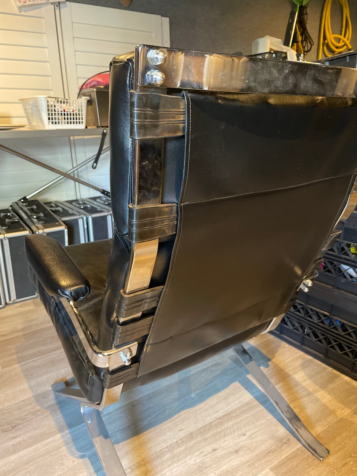 Cor ?? Zwarte leren fauteuil met metalen frame, Gebruikt, Zwart, Leer, Ophalen of Verzenden