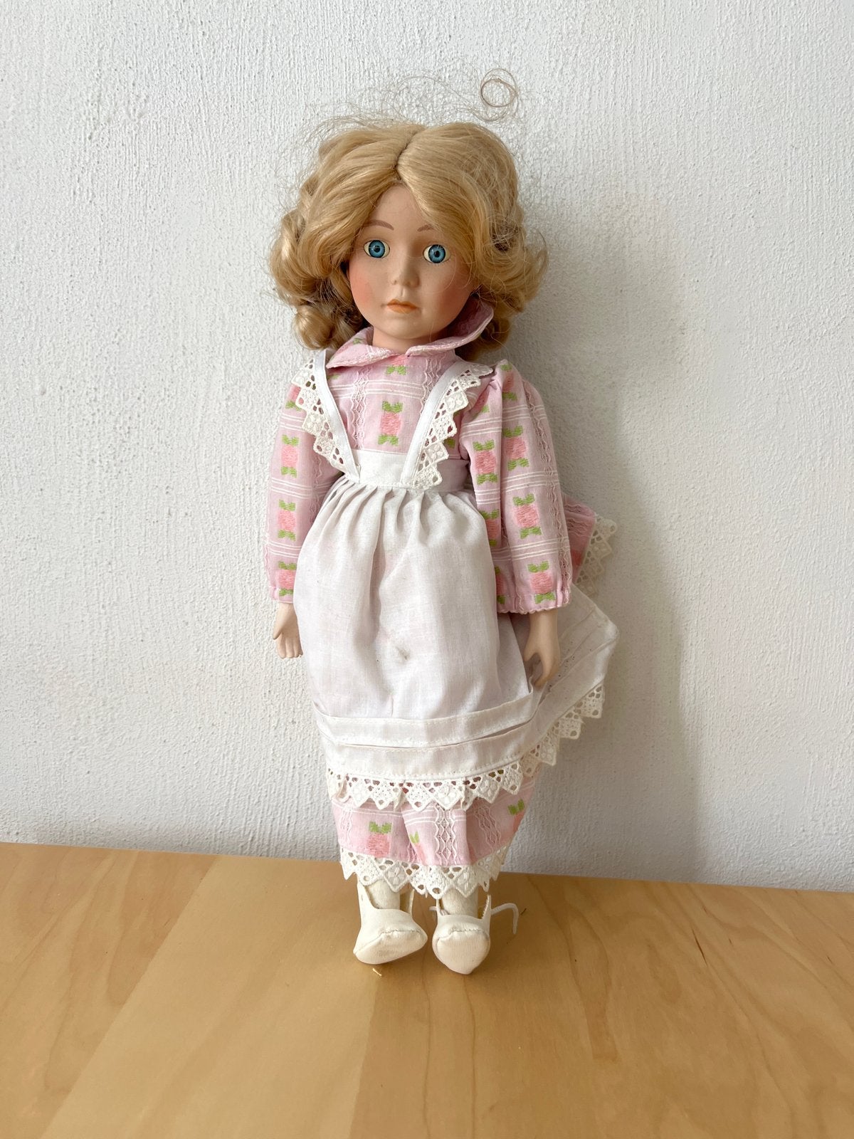 Vintage Porseleinen Pop met Roze Jurk en Schort  40 cm, Ophalen, Gebruikt, Pop