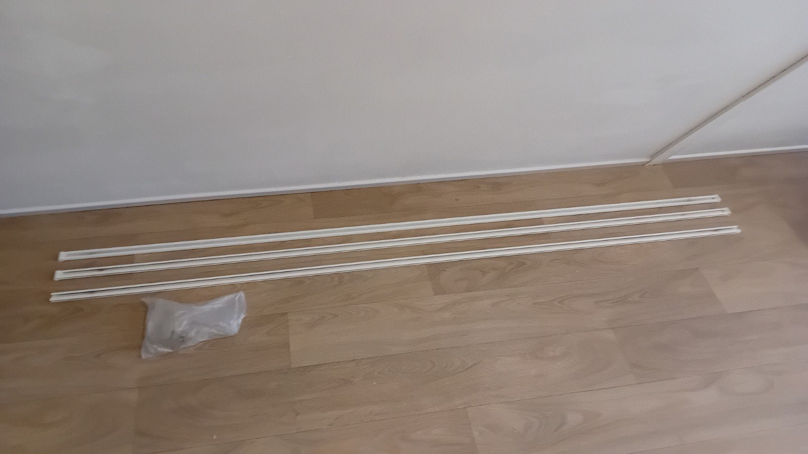 Schilderijophangsysteem, Ophalen, Plinten