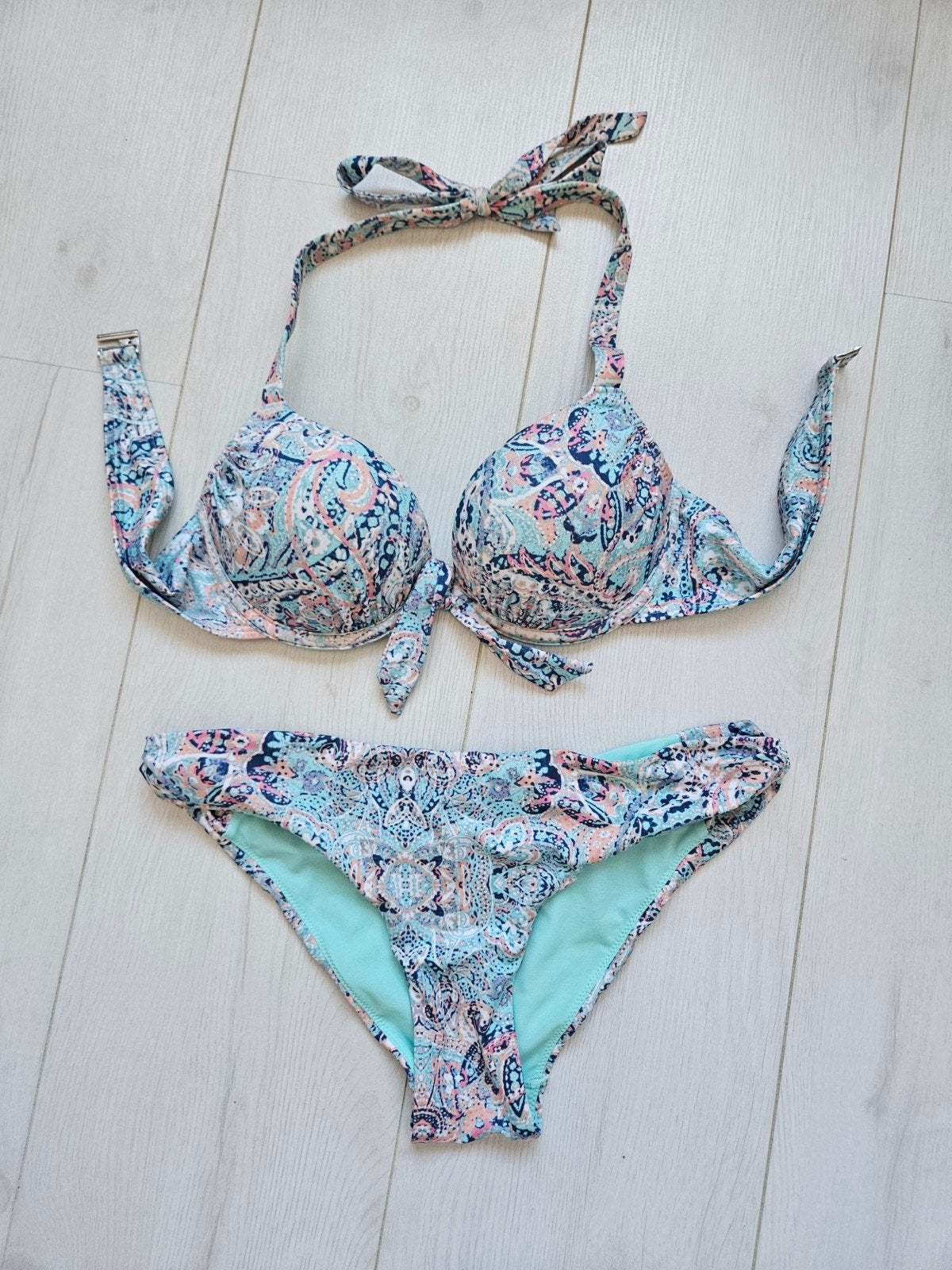 H&M tweedelige bikiniset push-up XS/34-70B/75B, Kleding | Dames, Badmode en Zwemkleding, H&M, Bikini, Gedragen, Verzenden