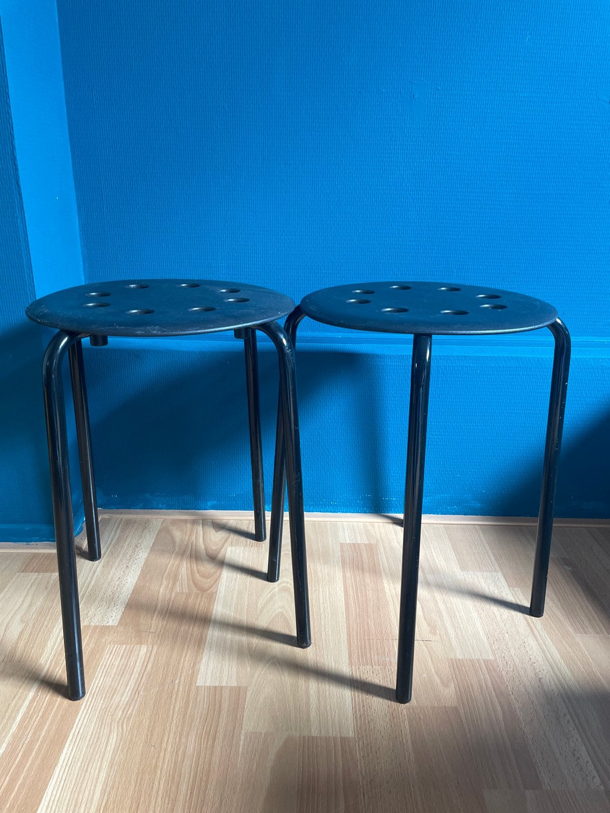 2 Zwarte krukjes van IKEA, Huis en Inrichting, Krukjes, Ophalen, Gebruikt, Staal
