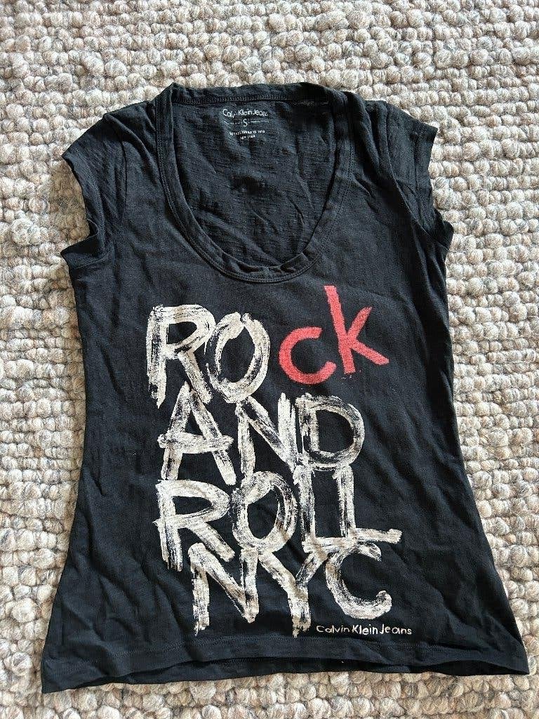 Kastopruiming CALVIN KLEIN Rock shirt 100 % origineel maat S, Kleding | Dames, T-shirts, Zwart, Ophalen of Verzenden, Zo goed als nieuw