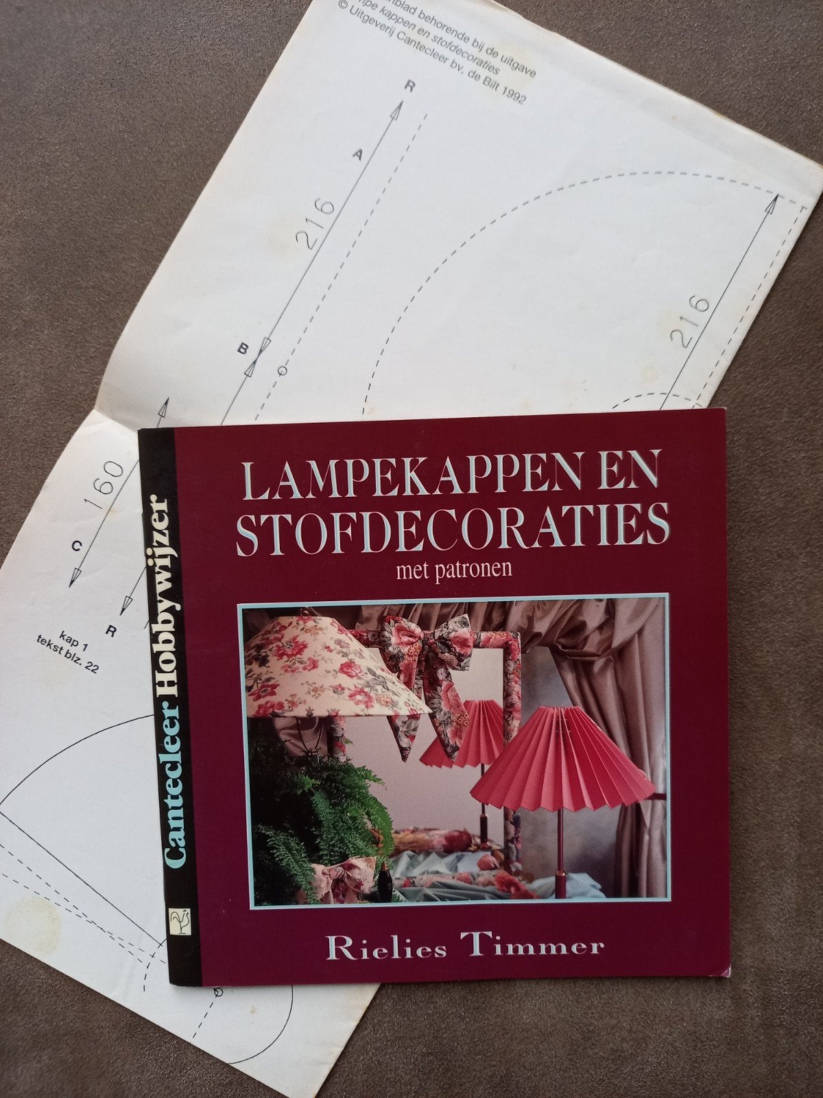 Boekje lampekappen en stofdecoraties - Relies Timmer, Boeken, Ophalen of Verzenden, Gelezen