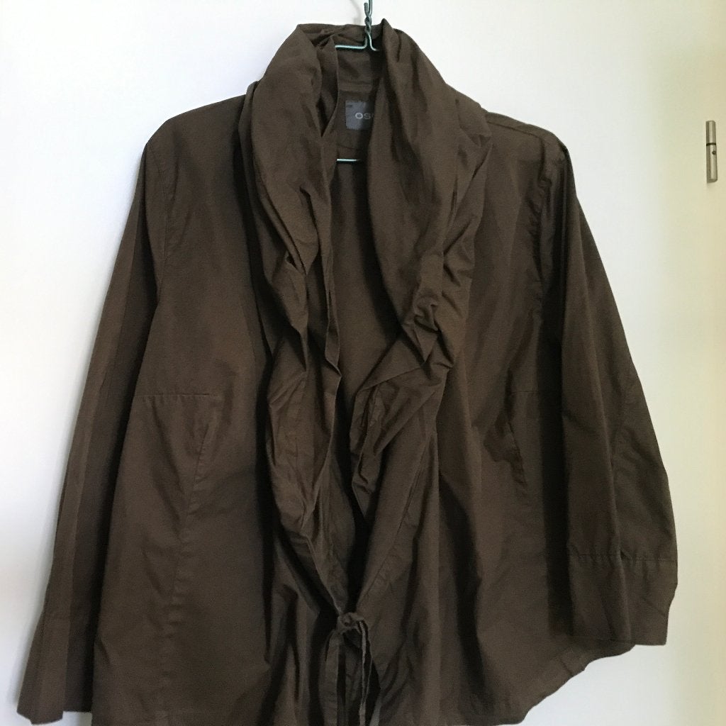 Oska bruine katoenen blouse met aparte kraag & striksluiting, Verzenden, Zo goed als nieuw, Maat 46/48 (XL) of groter, Bruin