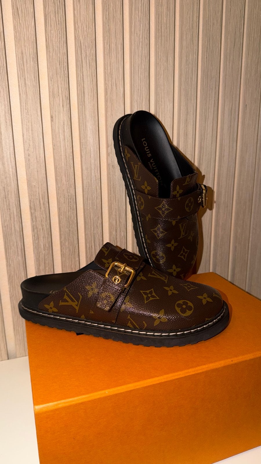 Louis Vuitton LV Cosy Flat Comfort Clogs, Ophalen of Verzenden, Zo goed als nieuw, Bruin, Slippers