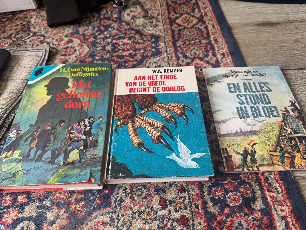Het geheime dorp. Aan het einde van de vrede begint de oorl, Tweede Wereldoorlog, Ophalen of Verzenden, Zo goed als nieuw, Diverse auteurs