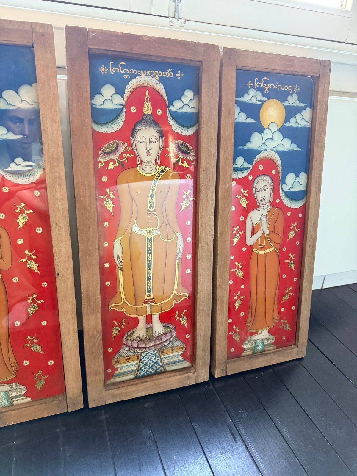 Boeddhistisch drieluik met staande Boeddha en monniken, Hout, Wanddecoratie, Handgemaakt, Ophalen of Verzenden