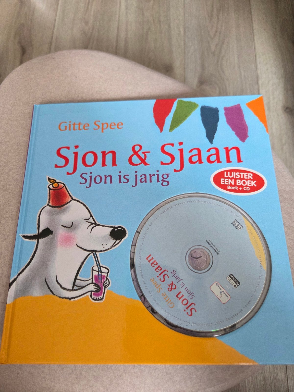Sjon & Sjaan: Sjon is jarig (Boek + CD) - Gitte Spee, Boeken, Ophalen of Verzenden, Zo goed als nieuw, Gitte Spee