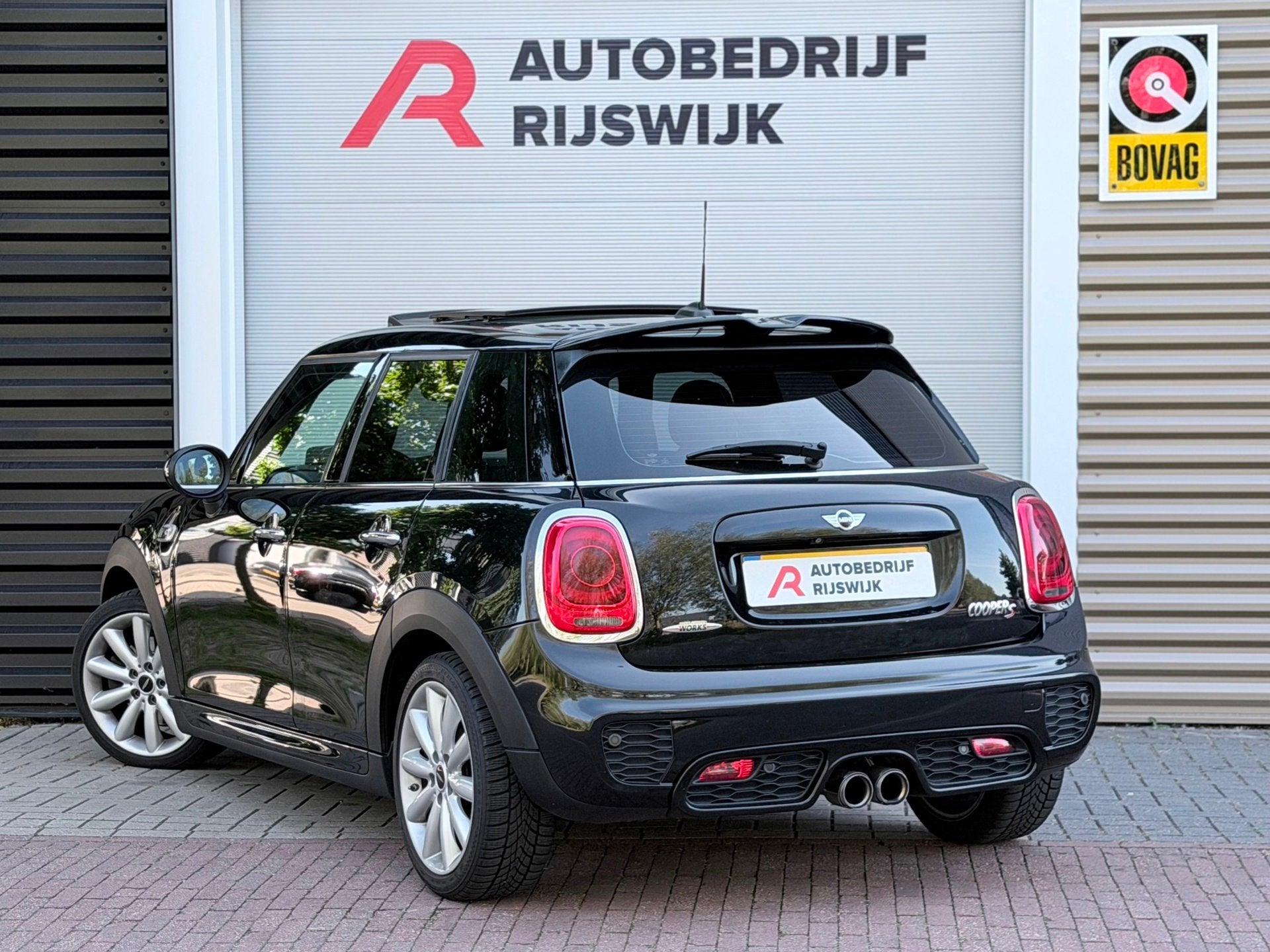 Mini 5-Deurs 2.0 Cooper S Chili Serious Business H&K/Pano/Ca, Auto's, Gebruikt, Euro 6, Leder en Stof, Zwart