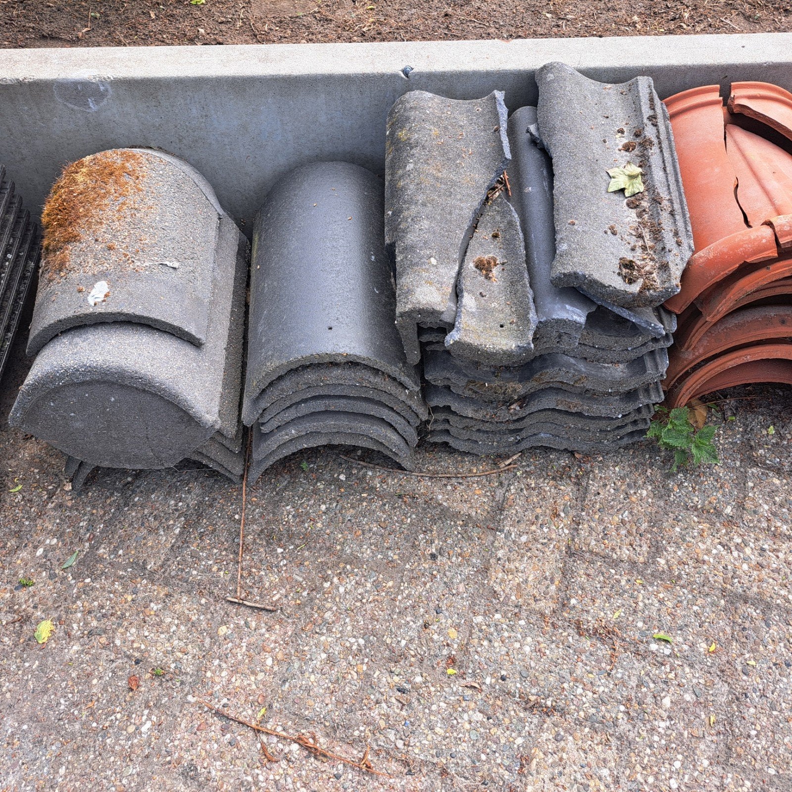Partijtje betonpannen en nokvorsten incl eindpan en spitpan, Doe-het-zelf en Verbouw, Dakpannen en Dakbedekking, Ophalen, Steen of Klei
